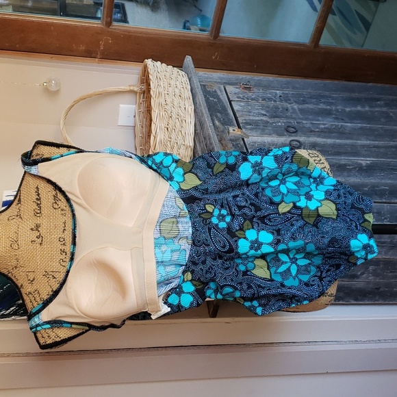 Catalina women's swimsuit, runs small, size 1x. Gently worn. Like newππββοΈ - Picture 2 of 6